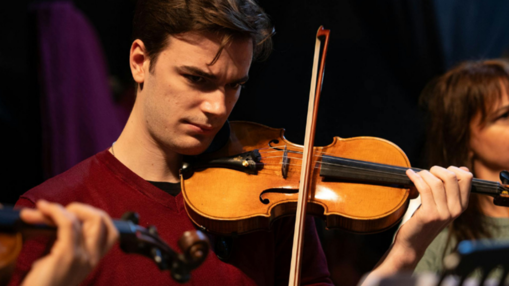 Website Header Student playing the violin